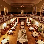 Palace & 4*