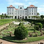 Palace & 4*