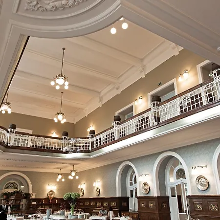 Palace & Hotel